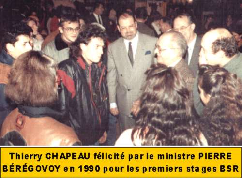 Thierry Chapeau félicité par Pierre Beregovoy ministre. 